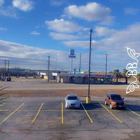 Days Inn & Suites By Wyndham Braunig Lake Elmendorf Екстериор снимка