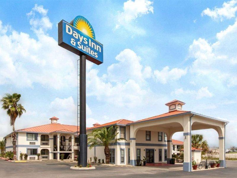 Days Inn & Suites By Wyndham Braunig Lake Elmendorf Екстериор снимка