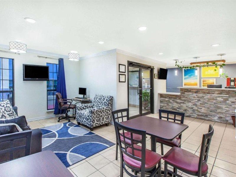 Days Inn & Suites By Wyndham Braunig Lake Elmendorf Екстериор снимка