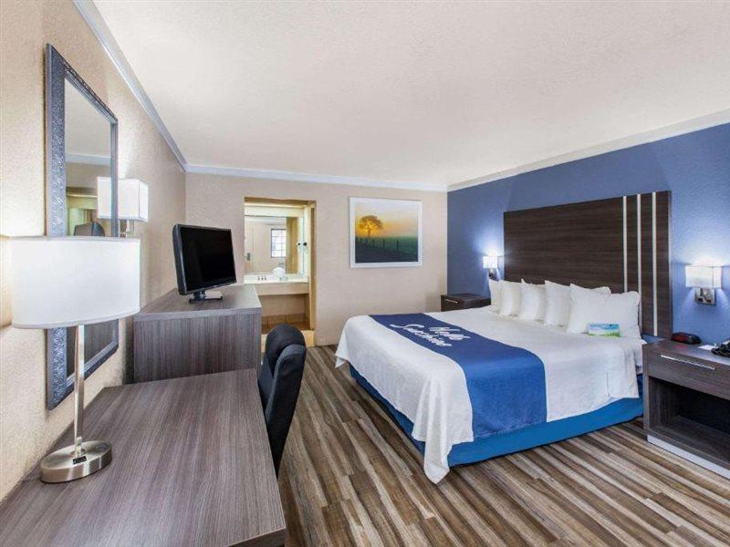 Days Inn & Suites By Wyndham Braunig Lake Elmendorf Екстериор снимка