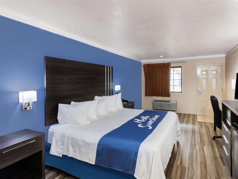 Days Inn & Suites By Wyndham Braunig Lake Elmendorf Екстериор снимка