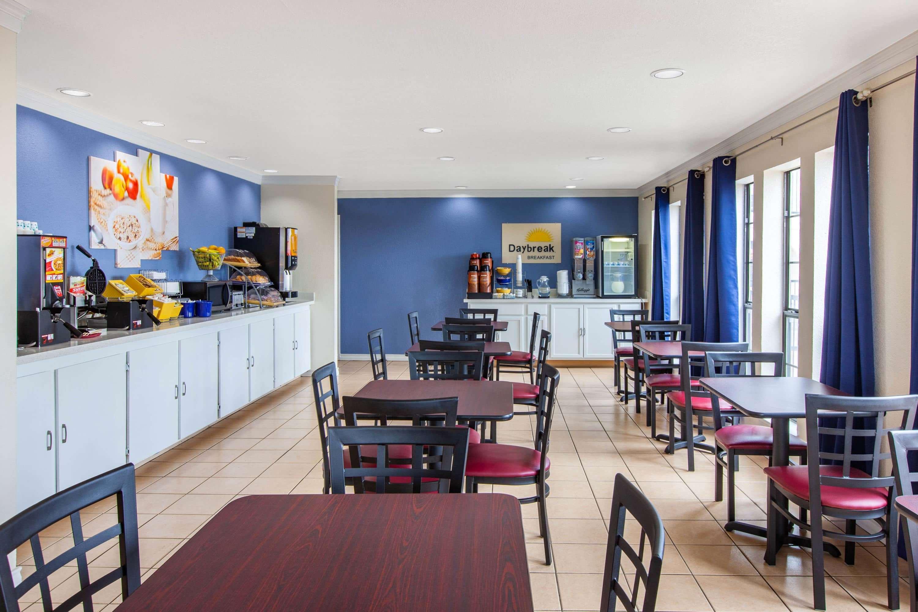 Days Inn & Suites By Wyndham Braunig Lake Elmendorf Екстериор снимка