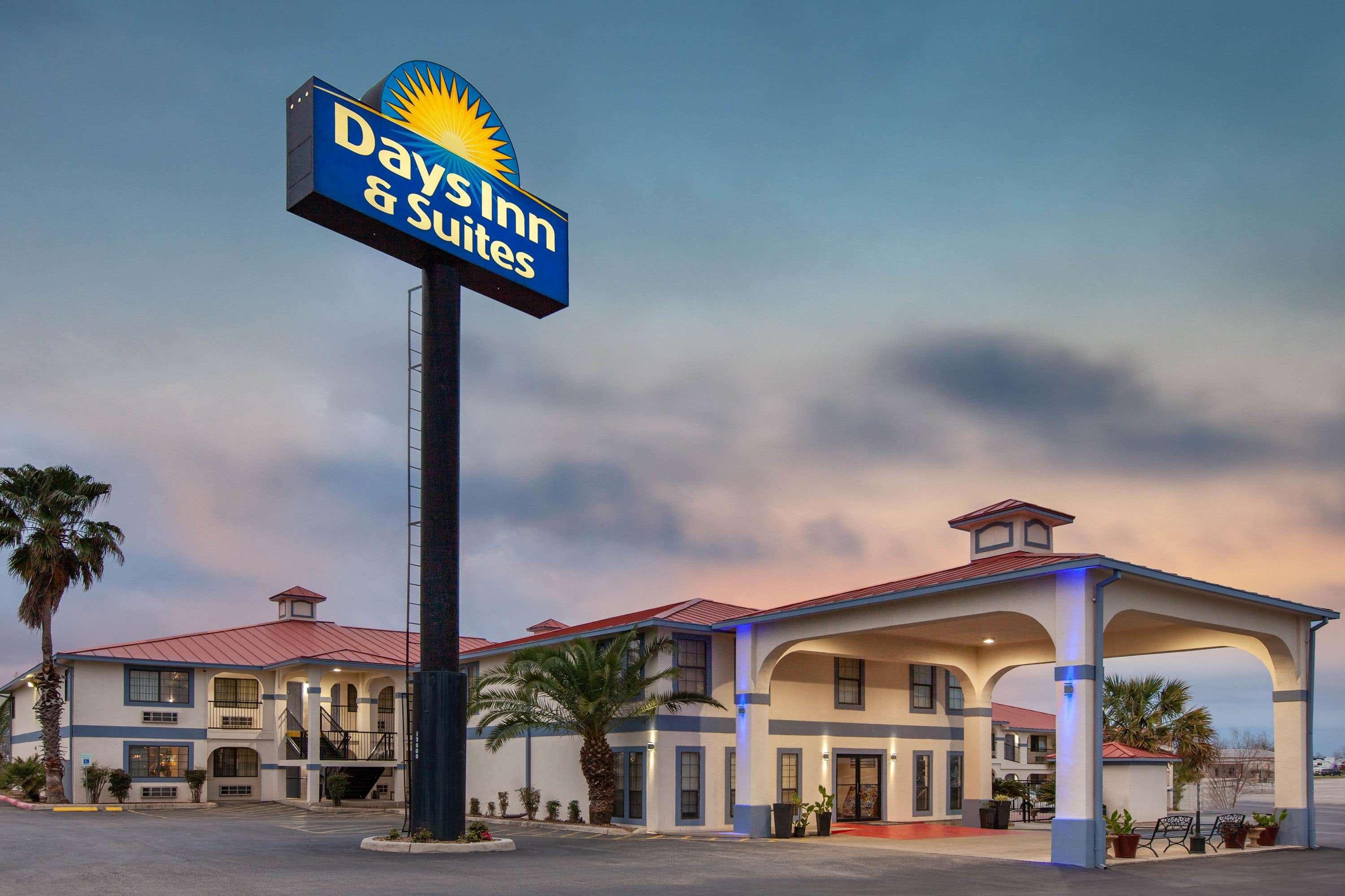 Days Inn & Suites By Wyndham Braunig Lake Elmendorf Екстериор снимка