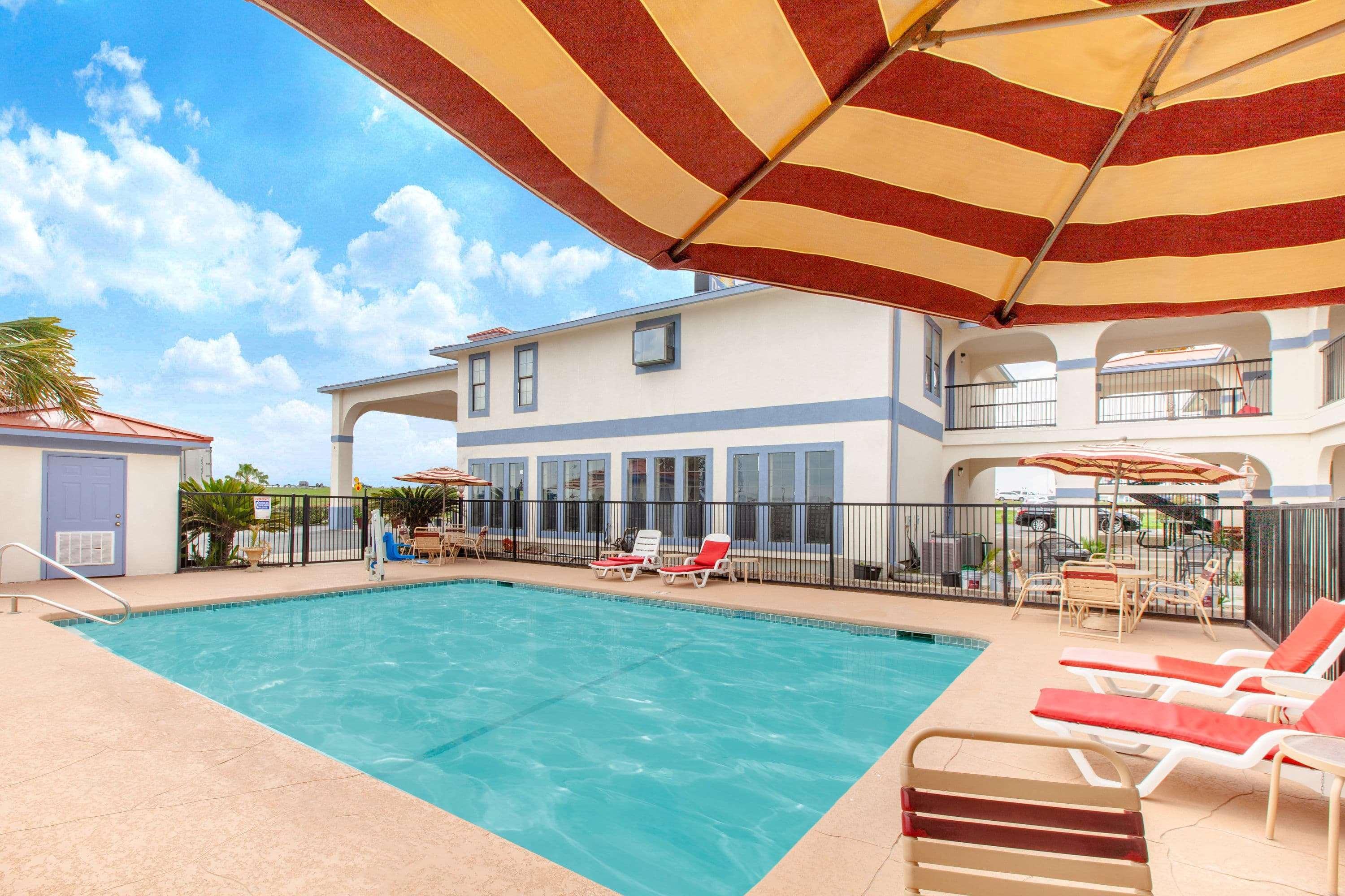 Days Inn & Suites By Wyndham Braunig Lake Elmendorf Екстериор снимка