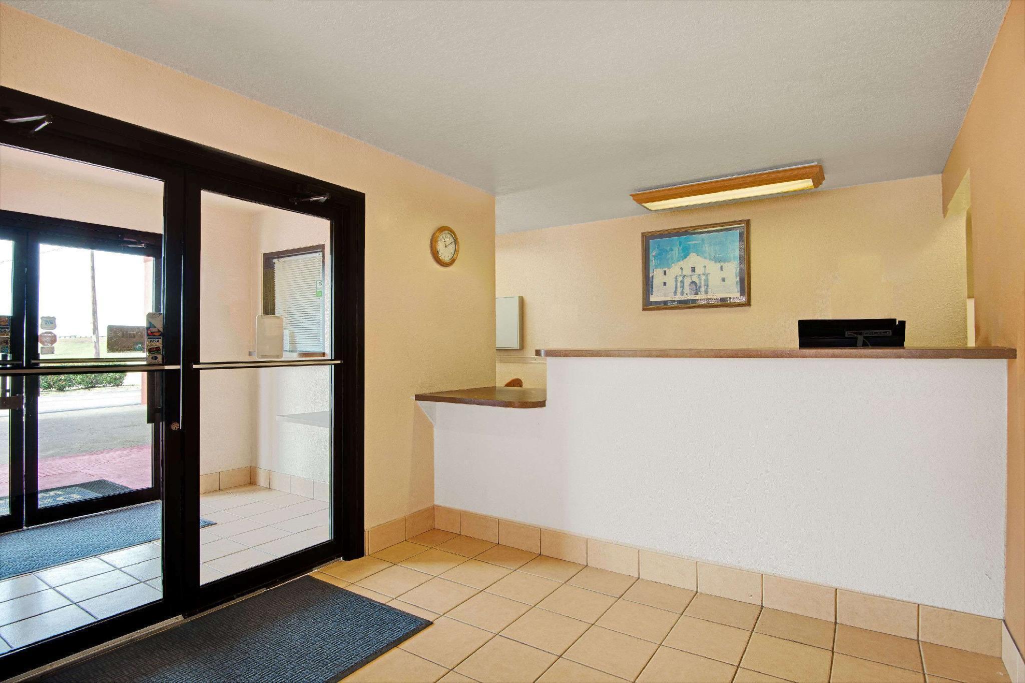 Days Inn & Suites By Wyndham Braunig Lake Elmendorf Екстериор снимка
