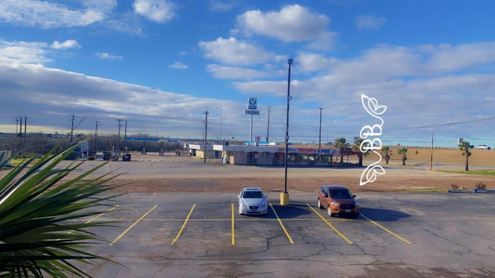 Days Inn & Suites By Wyndham Braunig Lake Elmendorf Екстериор снимка